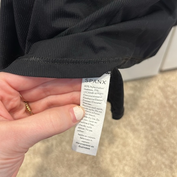 SPANX black Mockneck Ribbed tank size M NWT - Picture 4 of 4